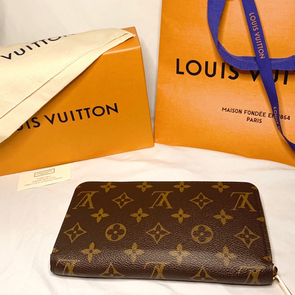 AUTHENTIC Louis Vuitton Zippy Wallet